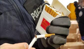Ukryli prawie 10 mln papierosów w kontenerze z koszulkami