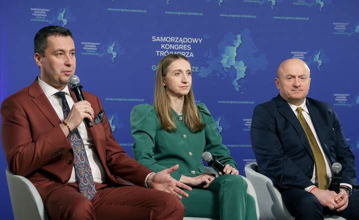 Uczestnicy konferencji prasowej nt. Samorządowego Kongresu Trójmorza (od prawej): Jarosław Stawiarski – Marszałek Województwa Lubelskiego (P), Elwira Lorenz – Dyrektor Departamentu Gospodarki UMWL (C), Marcin Szewczak – Członek Zarządu Województwa Lubelskiego (L) / autor: materiały prasowe UMWL / foto Łukasz Frączek