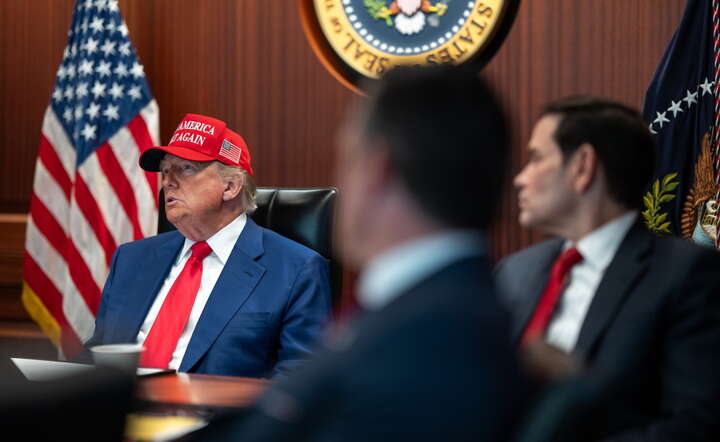 Prezydent USA Donald Trump (1L), sekretarz obrony USA Pete Hegseth (C) i sekretarz stanu Marco Rubio (P) w Gabinecie Operacyjnym Białym w Domu / autor: PAP/ EPA/WHITE HOUSE