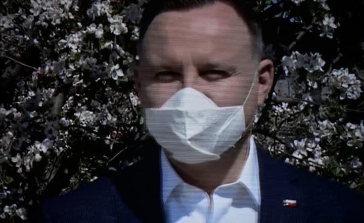 Prezydent RP Andrzej Duda,podczas transmisji konferencji prasowej, oglądanej w jednym z mieszkań w Warszawie, 28 bm / autor: PAP/Marcin Obara