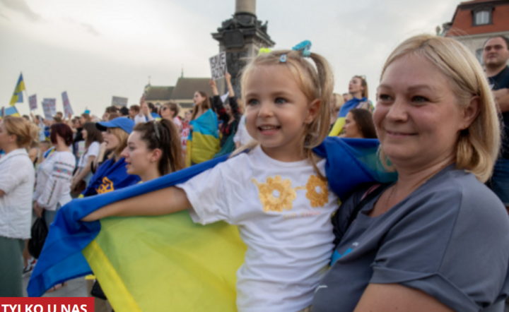 Demonstracja, spotkanie Ukraińców na Placu Zamkowym z okazji Dnia Niepodleglosci Ukrainy. / autor: Fratria/Andrzej Wiktor