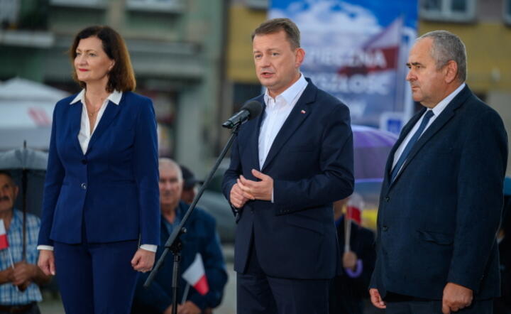 Minister obrony narodowej Mariusz Błaszczak (C), senator Zdzisław Pupa (P) i wojewoda podkarpacki Ewa Leniart (L) podczas spotkania z mieszkańcami w Strzyżowie, 30 bm. / autor: PAP/Paweł Topolski