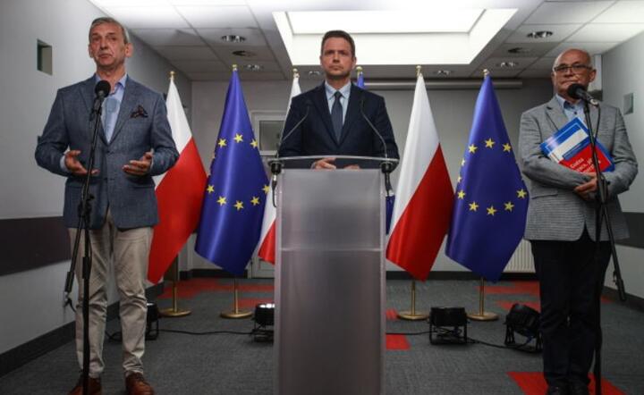 Rafał Trzaskowski (C), przewodniczący OPZZ Zawodowych Andrzej Radzikowski (P) i prezes Związku Nauczycielstwa Polskiego Sławomir Broniarz (L) podczas wspólnej konferencji prasowej  / autor: PAP/Mateusz Marek