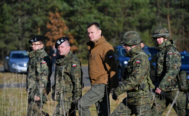 Minister obrony Mariusz Błaszczak (C) oraz inspektor wojsk lądowych gen. dyw. Maciej Jabłoński (2L) podczas spotkania ministra z żołnierzami 10. Brygady Kawalerii Pancernej ze Świętoszowa odbywającymi szkolenie taktyczne w Białej Podlaskiej / autor: PAP/Wojtek Jargiło