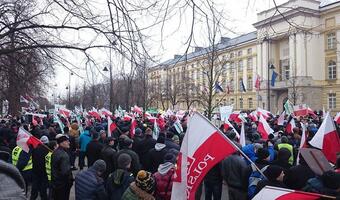 Rolnicy protestujący przed KPRM chcą tam spędzić kolejną noc. Resort rolnictwa usztywnia stanowisko i żąda likwidacji pikiety