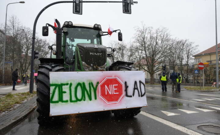 Protest rolników przed Wielkopolskim Urzędem Wojewódzkim w Poznaniu / autor: PAP/Jakub Kaczmarczyk
