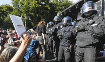Niemcy demonstrują przeciw obostrzeniom. Gwałtowne starcia z policją