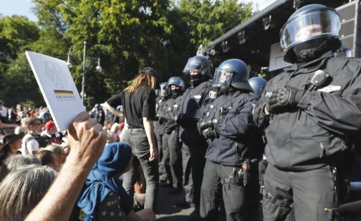 Niemcy demonstrują przeciw obostrzeniom. Gwałtowne starcia z policją