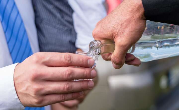 Alkohol na poprawę nastroju: początek błędnego koła?