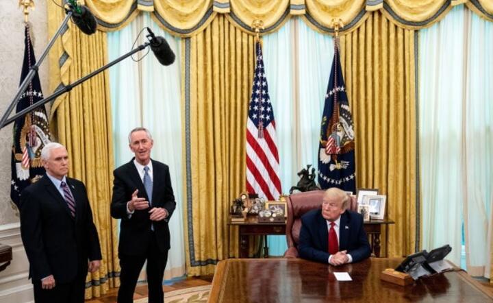 Daniel O'Day (C), dyrektor generalny Gilead Sciences Inc. przemawia podczas spotkania z prezydentem USA Donaldem J. Trumpem (R) i wiceprezydentem USA Mikiem Pencesem (L) w Białym Domu w Waszyngtonie, USA, 01 W maju 2020 r / autor: PAP/EPA/Erin Schaff / POOL