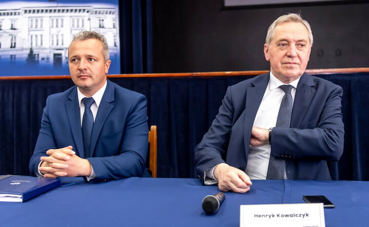 Henryk Kowalczyk (z prawej) i Mikołaj Bogdanowicz, wojewoda kujawsko - pomorski / autor: PAP