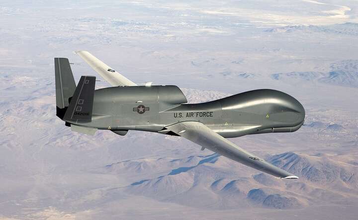 RQ-4 Global Hawk w locie / autor: Autorstwa U.S. Air Force photo by Bobbi Zapka - http://www.af.mil/shared/media/photodb/photos/070301-F-9126Z-229.jpg, Domena publiczna, https://commons.wikimedia.org/w/index.php?curid=6711631