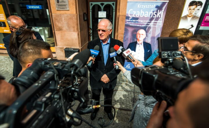 Pełnomocnik rządu ds. reformy mediów, wiceminister kultury Krzysztof Czabański, podczas konferencji prasowej nt. aktualnego stanu oraz dalszych planów reformy mediów publicznyc w Toruniu, fot. PAP/Tytus Żmijewski