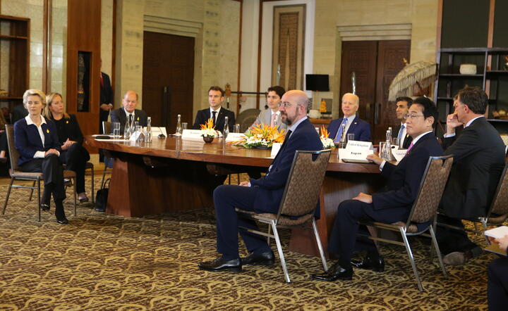szefowa KE Ursula von der Leyen, premier Włoch Giorgia Meloni, kanclerz Niemiec Olaf Scholz, prezydent Francji Emmanuel Macron, prezydent USA Joe Biden, premier W. Brytanii Rishi Sunak i inni światowi przywódcy podczas szczytu G20 / autor: fotoserwis PAP