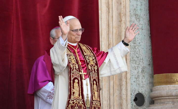 Papież Leon XIV na balkonie Bazyliki św. Piotra / autor: PAP/EPA/ALESSANDRO DI MEO 