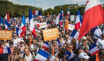 Francja: Masowe protesty przeciw przepustkom sanitarnym
