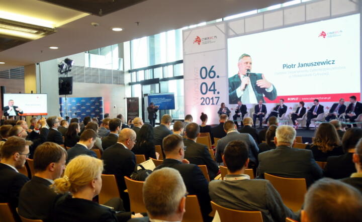 Uczestnicy II Polskiego Forum Cyberbezpieczeństwa CYBERSEC PL na Stadionie Narodowym PGE, fot. PAP/Leszek Szymański 