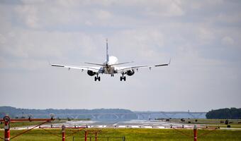 Atak hakerów na LOT? Na Okęciu kolejki i odwołane loty