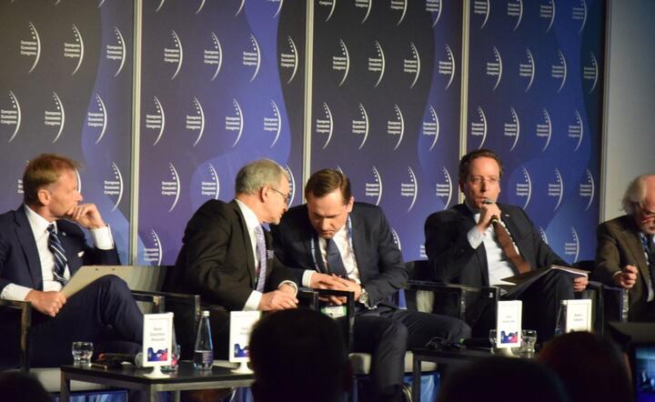 Jerzy Kwieciński, minister inwestycji i rozwoju (z lewej), rozmawia z Robertem Sobkowem, wiceprezesem Lotosu / autor: Fratria