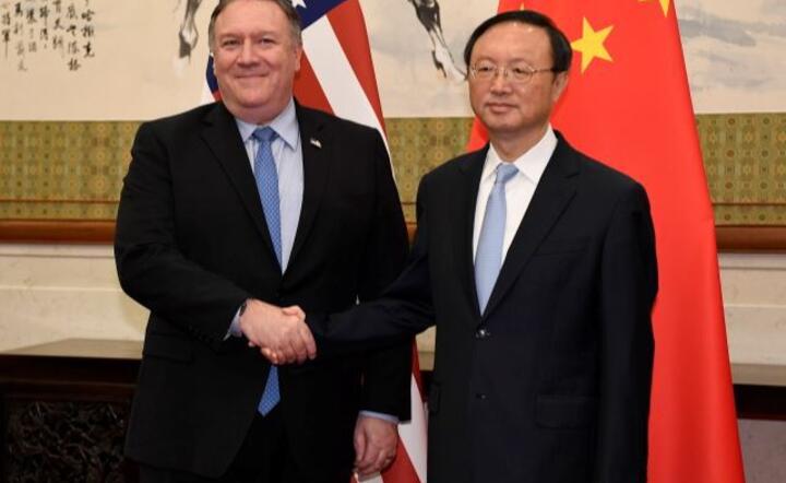 Sekretarz stanu USA Mike Pompeo i szef MSZ Chin Wang Yi / autor: PAP/EPA/DAISUKE SUZUKI / POOL