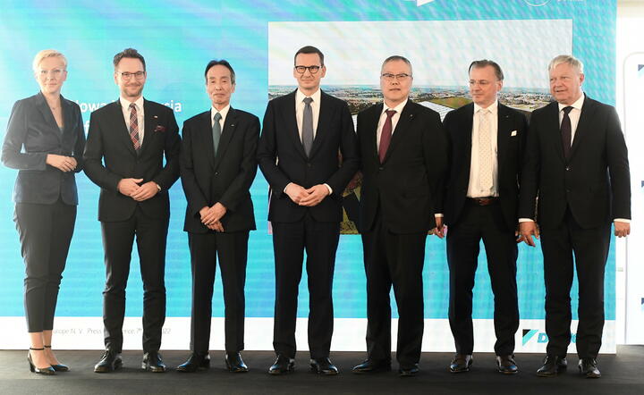 Premier Mateusz Morawiecki (4L), minister rozwoju Waldemar Buda (2L), starszy dyrektor zarządzający Daikin Industries Ltd. i prezes zarządu Daikin Europe N.V. Masatsugu Minaka (3L) podczas konferencji dot. budowy przez Daikin fabryki pomp ciepła / autor: fotoserwis PAP