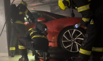 Pożar elektrycznego Jaguara. Co zrobiła straż?