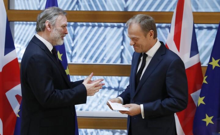 Ambasador Tim Barrow i przewodniczący RE Donald Tusk, fot. PAP/EPA/YVES HERMAN, Zdjęcia w tekście: PAP/EPA/Olivier Hoslet (3), PAP-EPA/EMMANUEL DUNAND (2), PAP-EPA/YVES HERMAN (2)