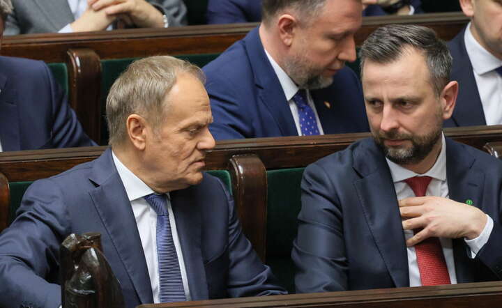 remier Donald Tusk (L), wicepremier, szef MON Władysław Kosiniak-Kamysz (P) w ławach rządu na sali obrad Sejmu / autor: PAP/Paweł Supernak