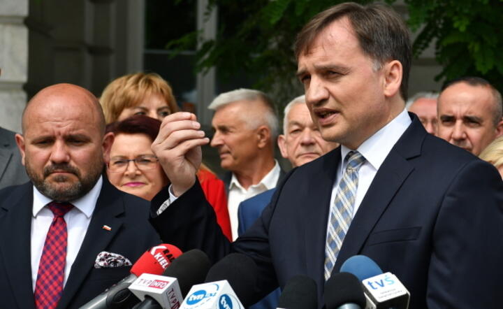 Minister sprawiedliwości, prokurator generalny Zbigniew Ziobro i poseł Suwerennej Polski Mariusz Gosek podczas konferencji prasowej w Kielcach / autor: PAP/Piotr Polak