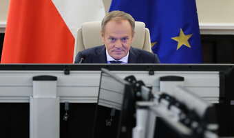 Służby w domach posłów. Tusk komentuje na X
