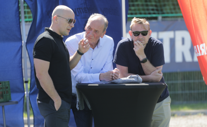 Dziennikarz i komentator sportowy Dariusz Szpakowski (C), sędzia piłkarski Szymon Marciniak (L) i były piłkarz reprezentacji Polski Sebastian Mila (P) / autor: PAP/Albert Zawada