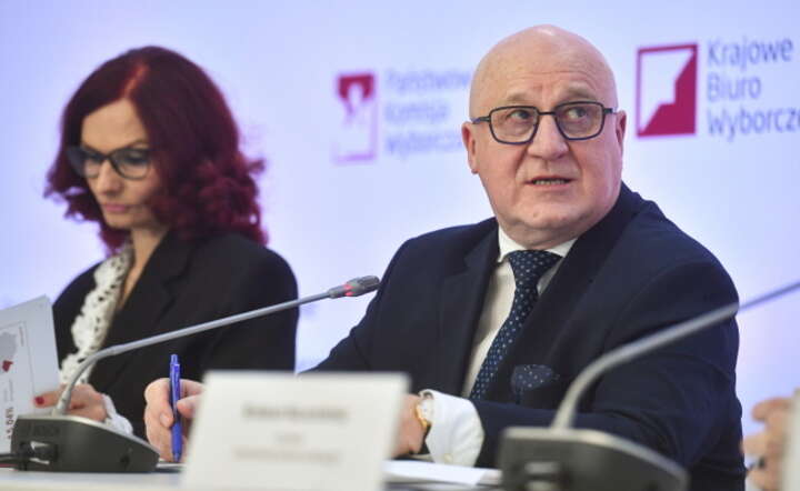 rzewodniczący Państwowej Komisji Wyborczej sędzia Sylwester Marciniak (P) oraz sekretarz Państwowej Komisji Wyborczej, szefowa Krajowego Biura Wyborczego Magdalena Pietrzak (L) / autor: PAP/Piotr Nowak