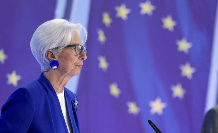 Prezes EBC Christine Lagarde na konferencji prasowej po posiedzeniu władz banku w sprawie poziomu stóp w strefie euro / autor: PAP/ EPA/CHRISTOPHER NEUNDORF