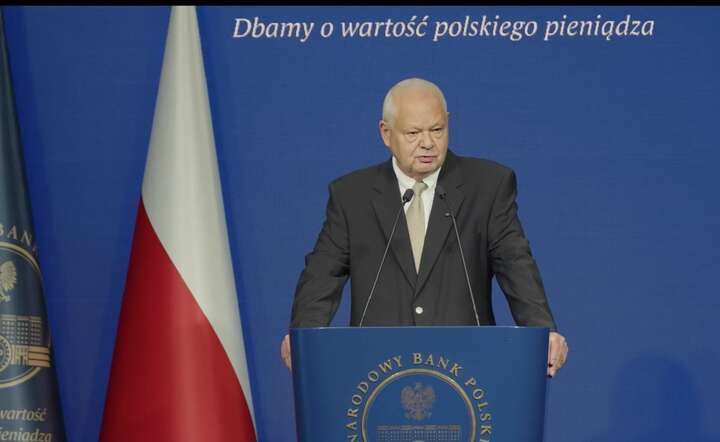 Prezes NBP prof. Adam Glapiński na konferencji prasowej, 4 września 2025 / autor: YT @nbppl - screen