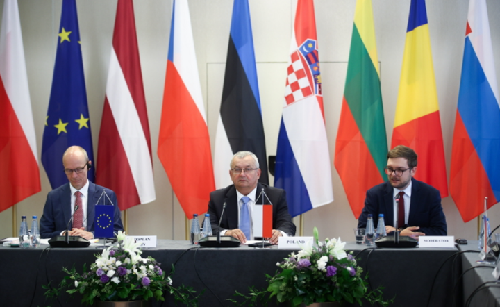 Minister infrastruktury Andrzej Adamczyk (C) i zastępca dyrektora Dyrekcji Generalnej Mobilności Transport w Komisji Europejskiej Herald Ruijters (L) podczas spotkania szefów resortów ds. transportu. Kraków. / autor: PAP/Łukasz Gągulski