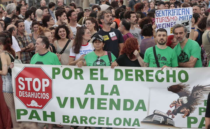 Protest mieszkańców Barcelony przeciw masowej turystyce / autor: PAP/EPA/TONI ALBIR
