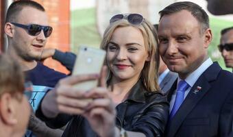 Prezydent, premier i szef opozycyjnej partii - badania ujawniają komu ufamy najbardziej