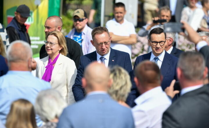 Premier Mateusz Morawiecki, minister rolnictwa i rozwoju wsi Robert Telus oraz minister klimatu i środowiska Anna Moskwa podczas obchodów Święta Niepodległościowego Ruchu Ludowego w Starej Błotnicy / autor: PAP/Piotr Polak