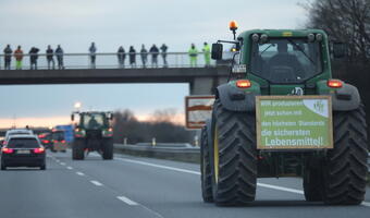 ZAMIAST SŁÓW Traktory na autostradach