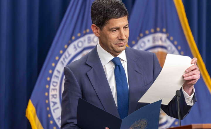 Prezes Rezerwy Federalnej Kevin Warsh na konferencji po posiedzeniu FOMC / autor: PAP/EPA/SHAWN THEW