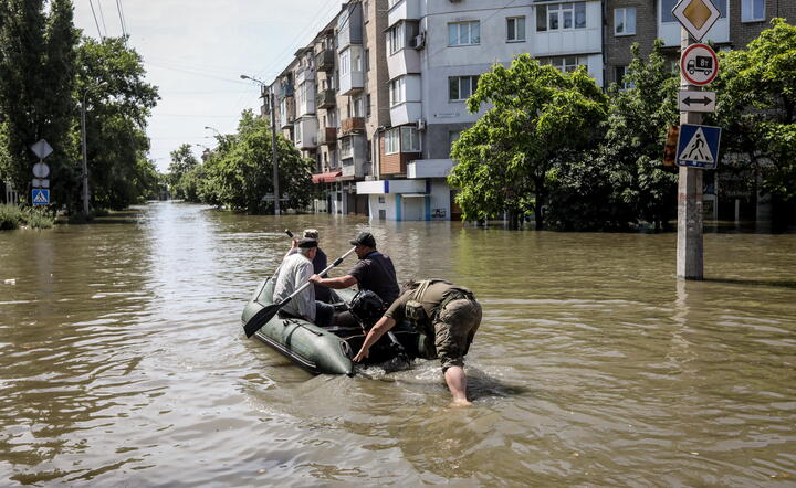 Miasto na linii frontu zalane - tonie Chersoń