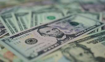 Dolar mocniejszy po przedłużonym weekendzie w USA