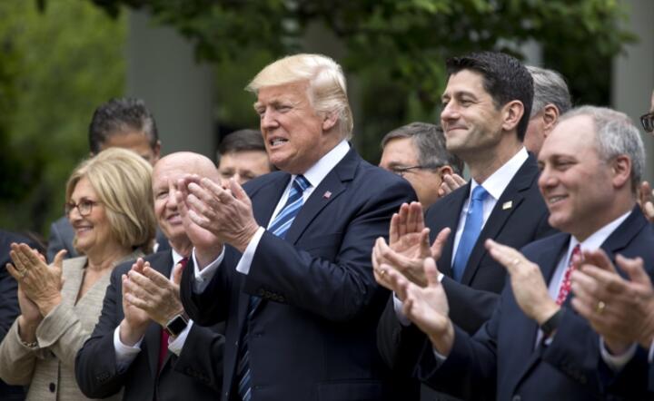 Prezydent Donald Trump i przywódcy Republikanów po głosowaniu nad zniesieniem Obamacare, fot. PAP/EPA/JIM LO SCALZO