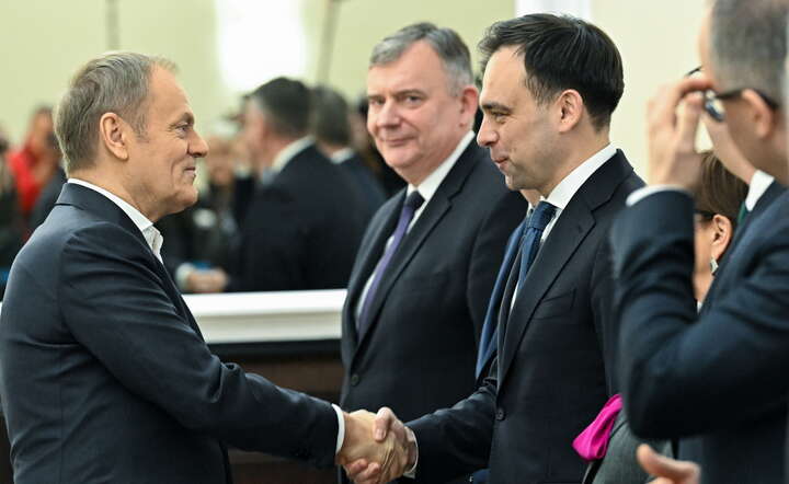 Premier Donald Tusk (L) i minister finansów Andrzej Domański (P) na posiedzeniu rządu, 31 grudnia 2024 r. / autor: PAP/Radek Pietruszka