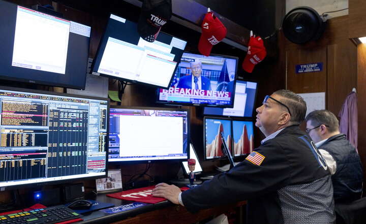 Maklerzy na parkiecie giełdy NYSE w Nowym Jorku / autor: PAP/EPA/JUSTIN LANE 