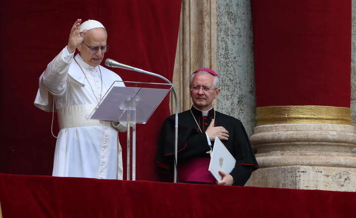 Papież Leon XIV podczas pierwszego spotkania z wiernymi na modlitwie Regina Coeli w Watykanie / autor: PAP/EPA/ETTORE FERRARI