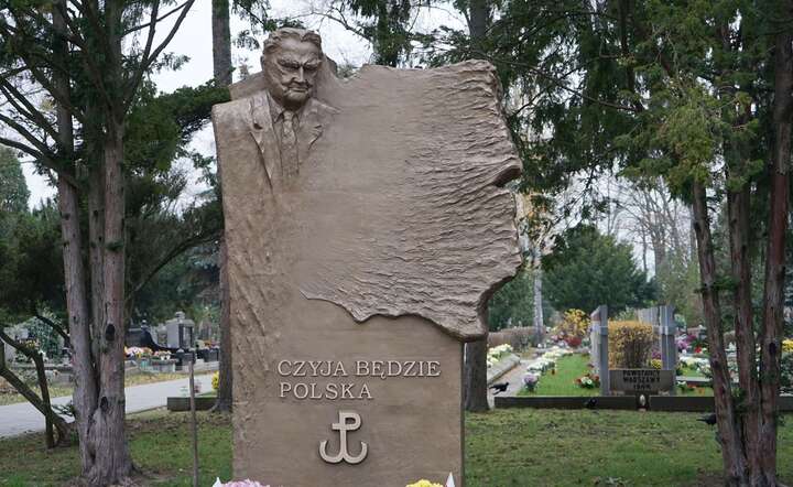 Grób premiera Jana Olszewskiego na Cmentarzu Wojskowym na Powązkach w Warszawie / autor: Fratria / MK