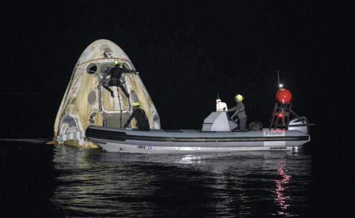 Kapsuła Dragon na powierzchni ocenau po szczęśliwym wodowaniu / autor: PAP/EPA/BILL INGALLS / NASA