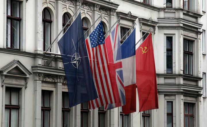 Czy spełni sie wizja prezesa Nz. współczene zdjecie tzw. Checkpoint Charlie na granicy byłego Berlina Zachodniego i sowieckiej strefy okupacyjnej, a potem NRD / autor: Pixabay