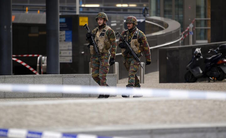 Armia na ulicach Brukseli, fot. PAP/EPA/YOAN VALAT